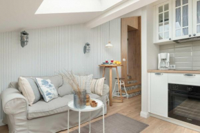 Cozy Apartment with Air Conditioning near Plac Wolności by Noclegi Renters